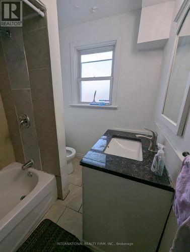 76 West 4Th Street, Hamilton, ON - Indoor Photo Showing Bathroom