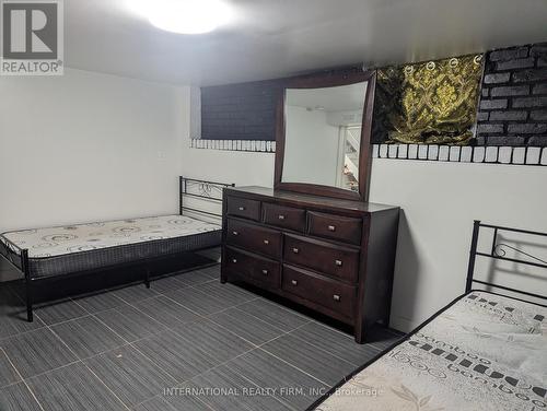 76 West 4Th Street, Hamilton, ON - Indoor Photo Showing Bedroom