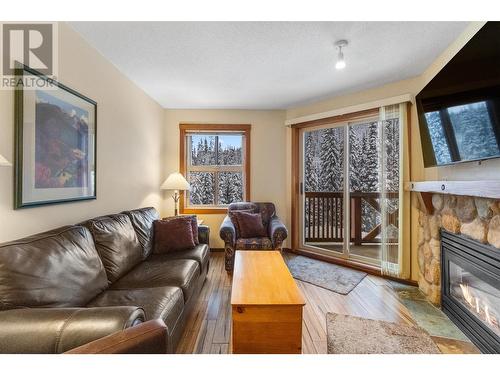 3190 Creekside Way Unit# 319, Sun Peaks, BC - Indoor Photo Showing Living Room With Fireplace