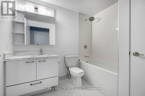 1010 - 2221 Yonge Street, Toronto, ON - Indoor Photo Showing Bathroom