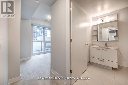 1010 - 2221 Yonge Street, Toronto, ON - Indoor Photo Showing Bathroom