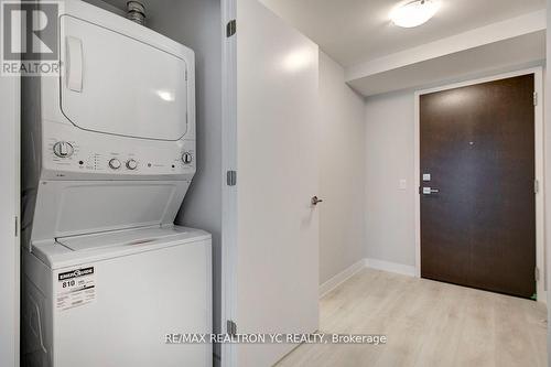 1010 - 2221 Yonge Street, Toronto, ON - Indoor Photo Showing Laundry Room