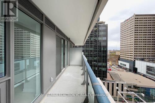 1010 - 2221 Yonge Street, Toronto, ON - Outdoor