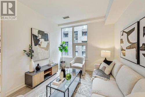 611 - 55 Mercer Street, Toronto, ON - Indoor Photo Showing Living Room