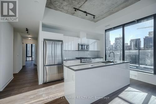 2002 - 195 Mccaul Street, Toronto, ON - Indoor Photo Showing Kitchen