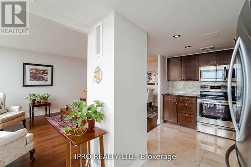 2010 - 350 Webb Drive, Mississauga, ON - Indoor Photo Showing Kitchen