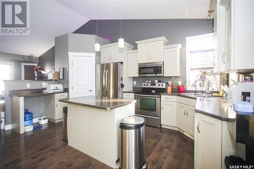 1118 Paton Lane, Saskatoon, SK - Indoor Photo Showing Kitchen With Double Sink With Upgraded Kitchen