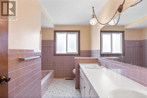 5810 Ninth Street, Lasalle, ON - Indoor Photo Showing Bathroom