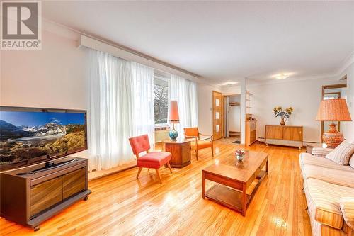 1191 Echo Road, Sarnia, ON - Indoor Photo Showing Living Room