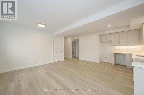 4225 Green Bend, London, ON - Indoor Photo Showing Kitchen