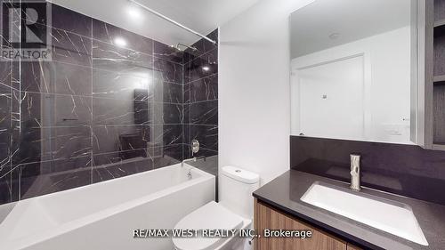 1023 - 1100 Sheppard Avenue W, Toronto, ON - Indoor Photo Showing Bathroom