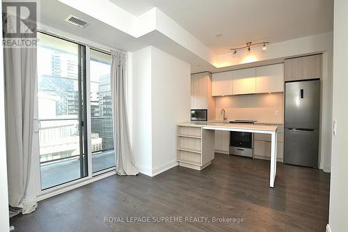 1003 - 70 Annie Craig Drive, Toronto, ON - Indoor Photo Showing Kitchen