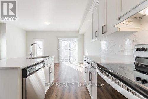 23 Bayberry Lane, Hamilton, ON - Indoor Photo Showing Kitchen With Upgraded Kitchen