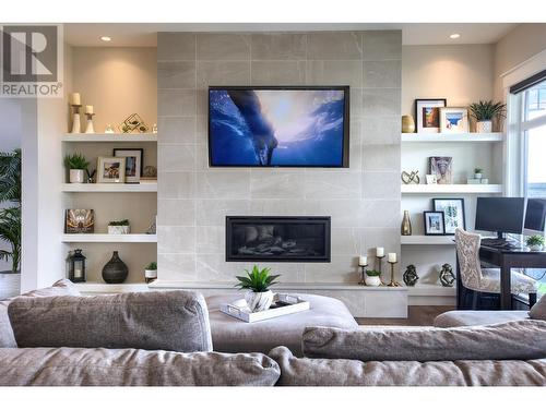 1373 Sladen Crescent, Kelowna, BC - Indoor Photo Showing Living Room With Fireplace