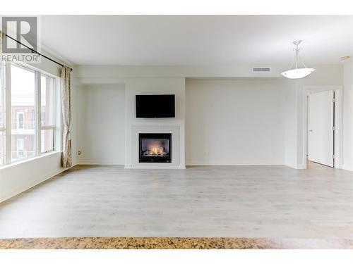 1160 Bernard Avenue Unit# 304, Kelowna, BC - Indoor Photo Showing Living Room With Fireplace