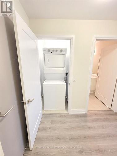 546 - 16 Concord Place, Grimsby, ON - Indoor Photo Showing Laundry Room