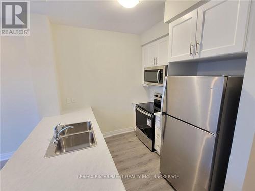 546 - 16 Concord Place, Grimsby, ON - Indoor Photo Showing Kitchen With Stainless Steel Kitchen With Double Sink