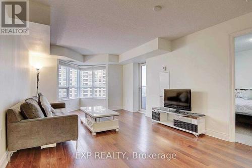 1322 - 500 Doris Avenue, Toronto, ON - Indoor Photo Showing Living Room