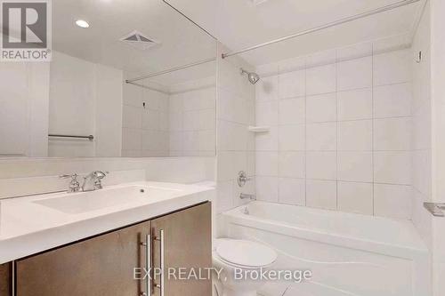 1322 - 500 Doris Avenue, Toronto, ON - Indoor Photo Showing Bathroom