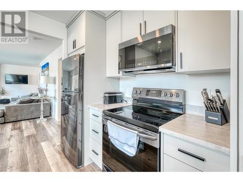 3951 Lakeside Road, Penticton, BC - Indoor Photo Showing Kitchen