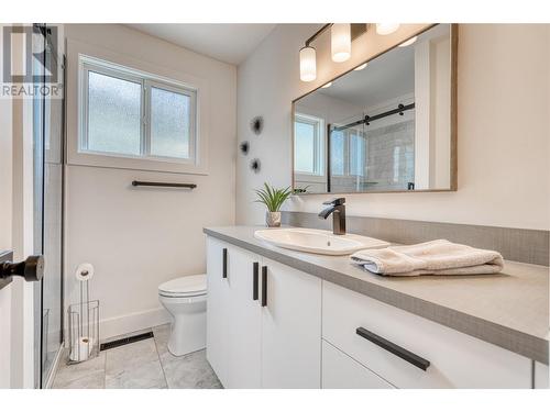 3951 Lakeside Road, Penticton, BC - Indoor Photo Showing Bathroom