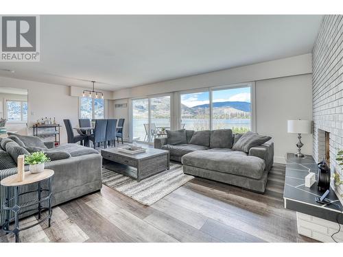 3951 Lakeside Road, Penticton, BC - Indoor Photo Showing Living Room