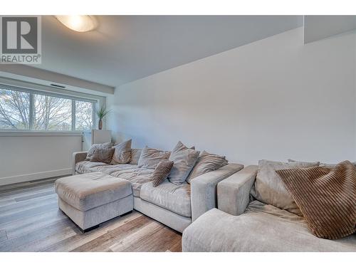 3951 Lakeside Road, Penticton, BC - Indoor Photo Showing Living Room