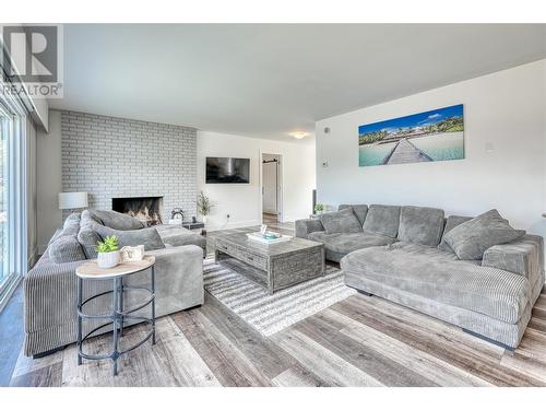 3951 Lakeside Road, Penticton, BC - Indoor Photo Showing Living Room