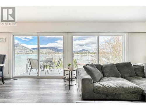 3951 Lakeside Road, Penticton, BC - Indoor Photo Showing Living Room