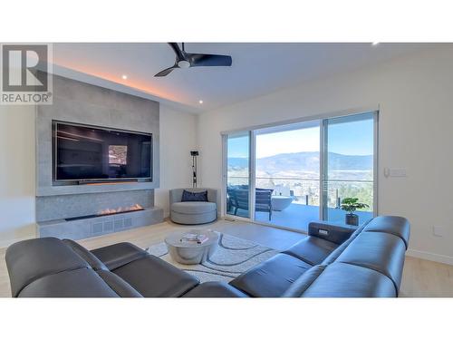 182 Avery Place, Penticton, BC - Indoor Photo Showing Living Room