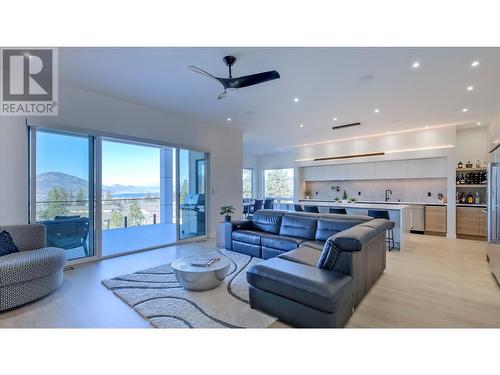 182 Avery Place, Penticton, BC - Indoor Photo Showing Living Room