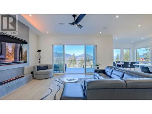 182 Avery Place, Penticton, BC - Indoor Photo Showing Living Room