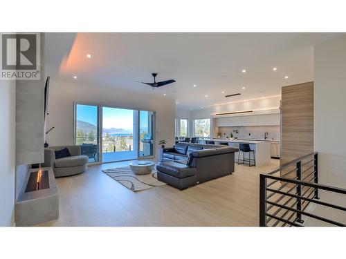 182 Avery Place, Penticton, BC - Indoor Photo Showing Living Room