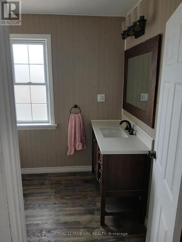 7 Orchard Avenue, St. Catharines (455 - Secord Woods), ON - Indoor Photo Showing Bathroom