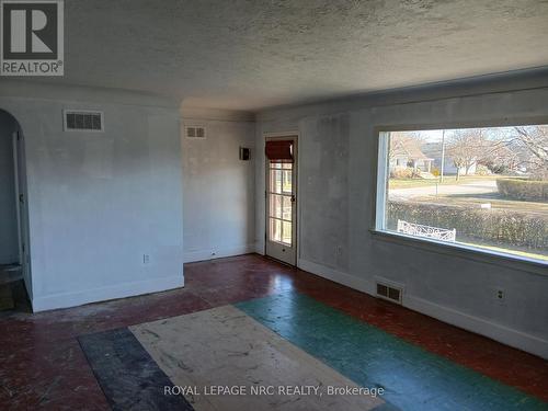 7 Orchard Avenue, St. Catharines (455 - Secord Woods), ON - Indoor Photo Showing Other Room