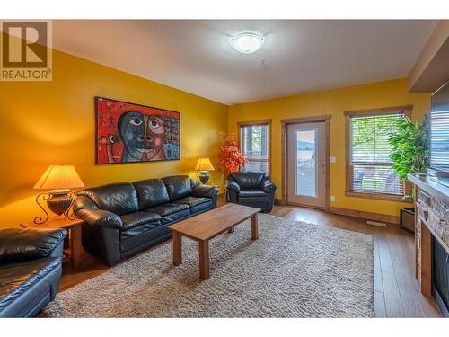 5401 Lakeshore Drive Unit# 104, Osoyoos, BC - Indoor Photo Showing Living Room