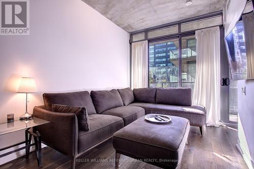 404 - 650 King Street W, Toronto, ON - Indoor Photo Showing Living Room