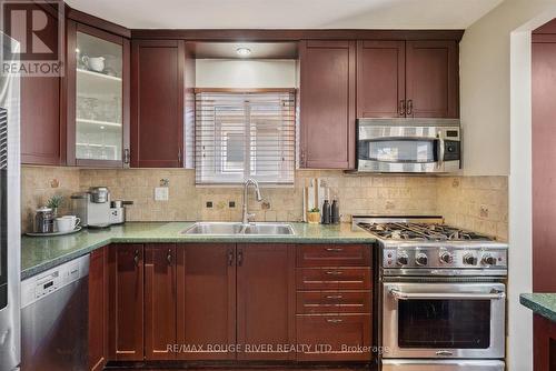 6 Guthrie Crescent, Whitby, ON - Indoor Photo Showing Kitchen With Double Sink