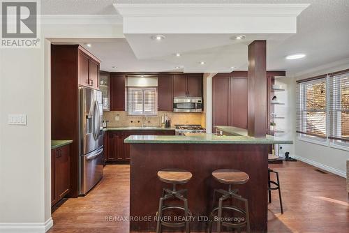 6 Guthrie Crescent, Whitby, ON - Indoor Photo Showing Kitchen With Upgraded Kitchen