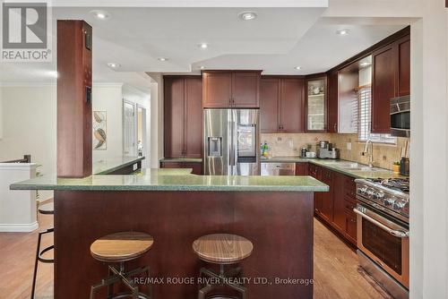 6 Guthrie Crescent, Whitby, ON - Indoor Photo Showing Kitchen With Upgraded Kitchen