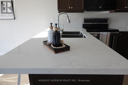 23 Laprade Square, Clarington (Bowmanville), ON - Indoor Photo Showing Kitchen With Double Sink