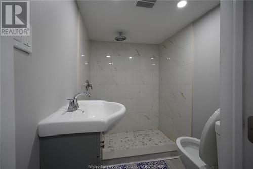 1529 Elsmere Avenue, Windsor, ON - Indoor Photo Showing Bathroom