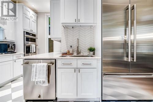 719 Victoria Avenue, Windsor, ON - Indoor Photo Showing Kitchen With Upgraded Kitchen