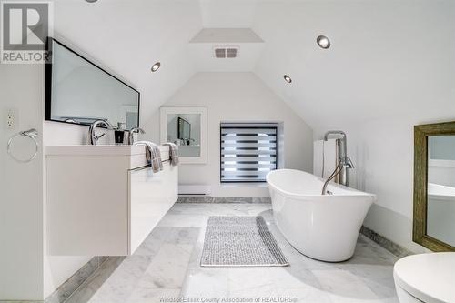 719 Victoria Avenue, Windsor, ON - Indoor Photo Showing Bathroom