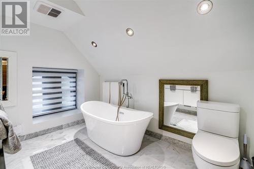 719 Victoria Avenue, Windsor, ON - Indoor Photo Showing Bathroom