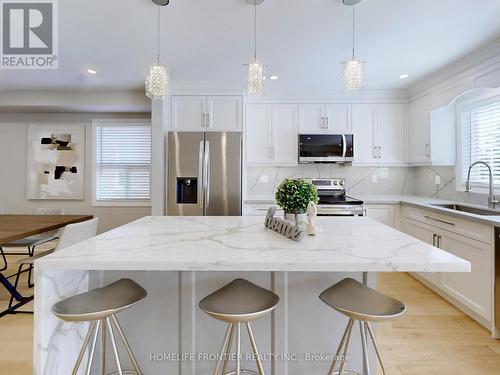 10 Delattaye Avenue, Aurora, ON - Indoor Photo Showing Kitchen With Upgraded Kitchen