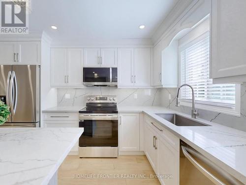 10 Delattaye Avenue, Aurora, ON - Indoor Photo Showing Kitchen With Upgraded Kitchen