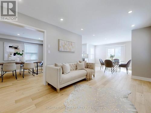 10 Delattaye Avenue, Aurora, ON - Indoor Photo Showing Living Room