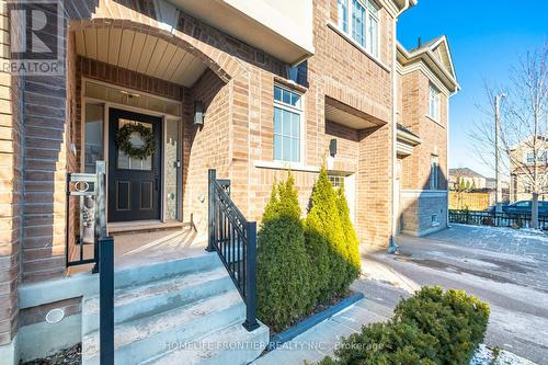 8 Ruffle Lane, Richmond Hill, ON - Outdoor