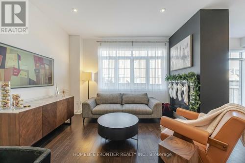 8 Ruffle Lane, Richmond Hill, ON - Indoor Photo Showing Living Room